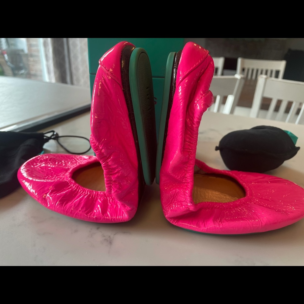 Excellent Pop Pink Tieks w/ box, flower and bag